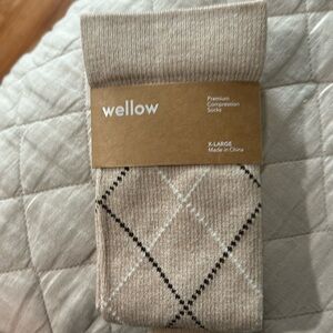 Wellow compression socks.  Size XL shoe size 12-15
